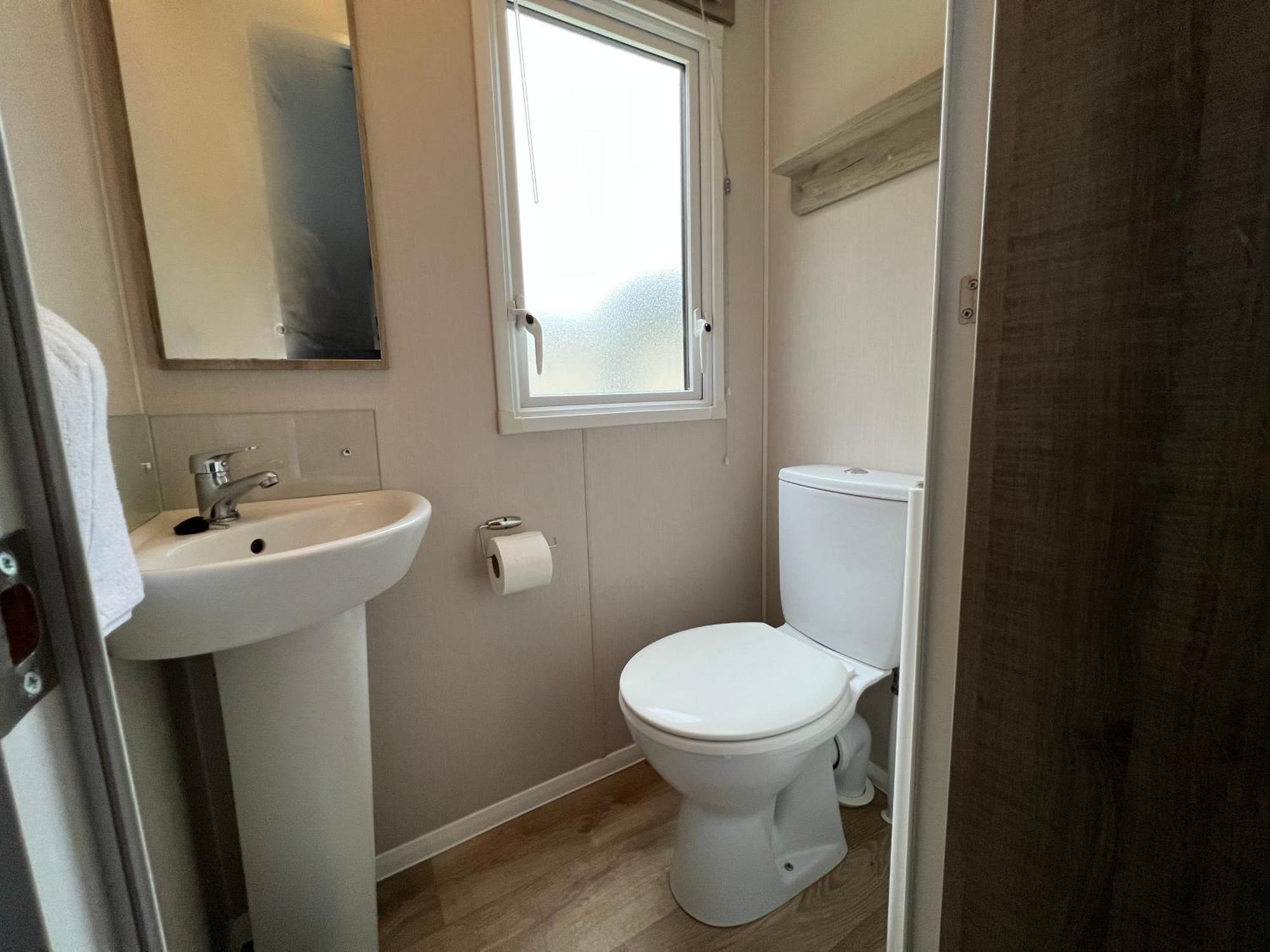 3 Bedroom Caravan Mc37, Shanklin, Isle Of Wight *