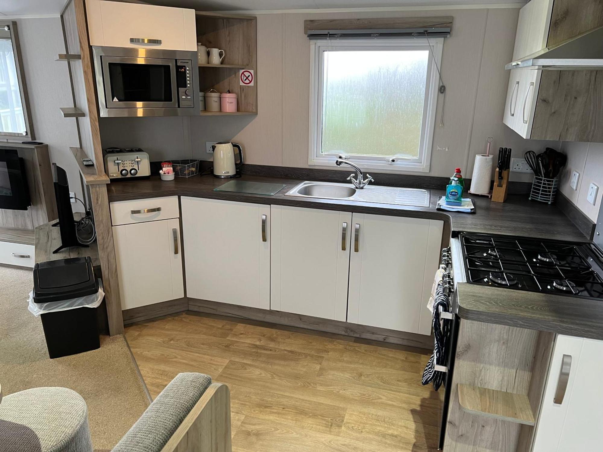3 Bedroom Caravan Mc37, Shanklin, Isle Of Wight Apartment *
